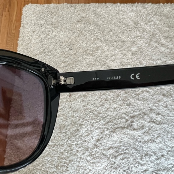 Assortment of designer women’s sunglasses and case. - Picture 4 of 5